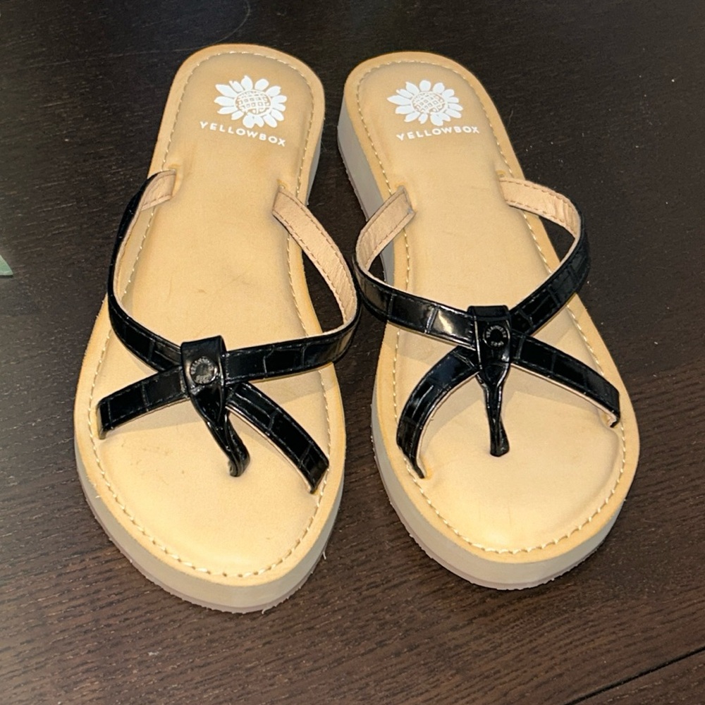 🫶🏼New Yellow Box Aesy size 9 black sandals